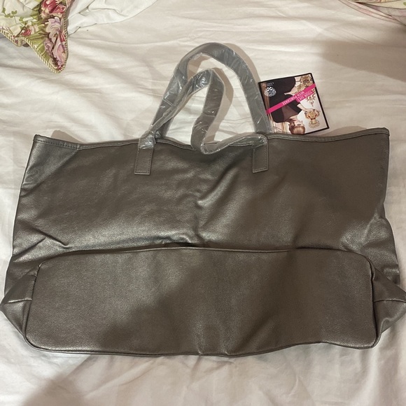 Large Vince Camuto tote - Picture 4 of 7